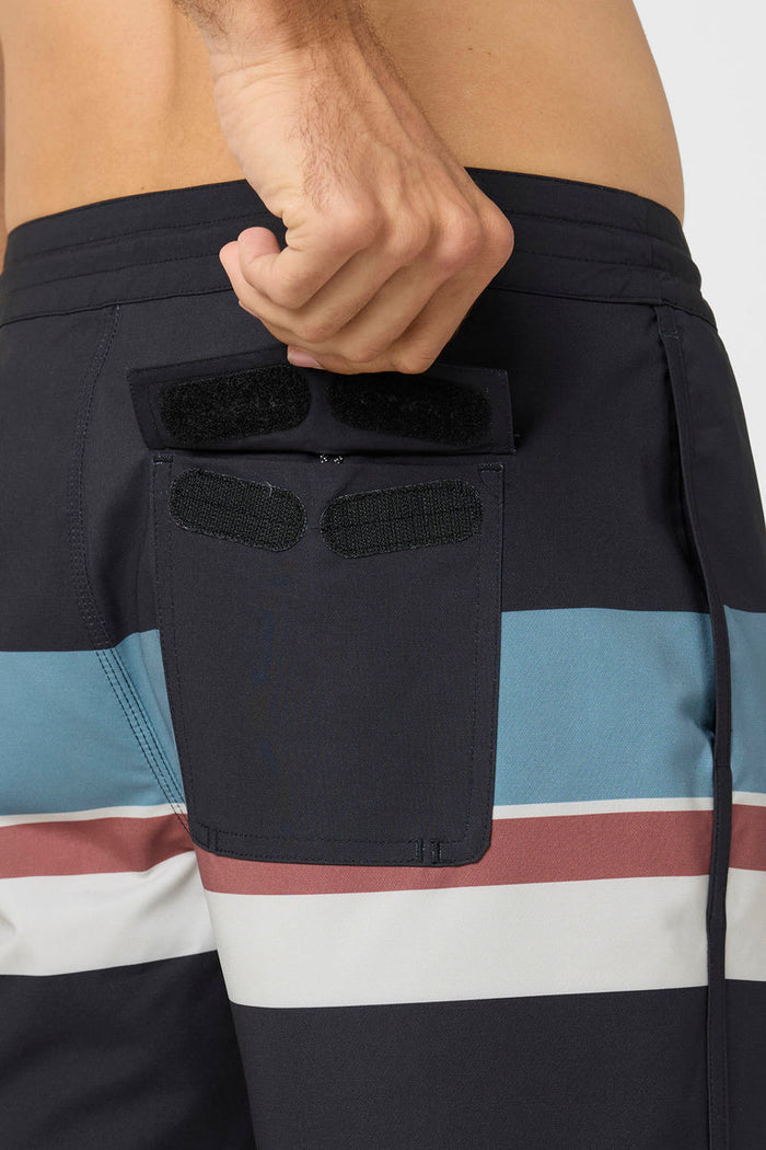 Cruzer Stripe Scallop 18" Board Shorts - Black