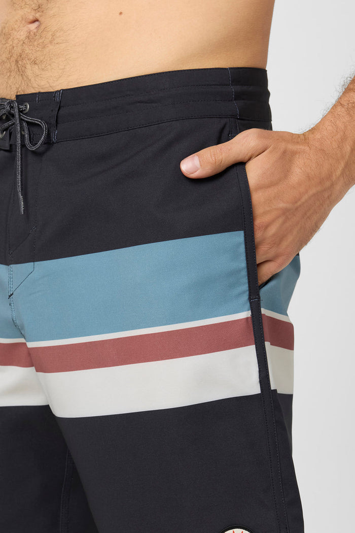 Cruzer Stripe Scallop 18" Board Shorts - Black