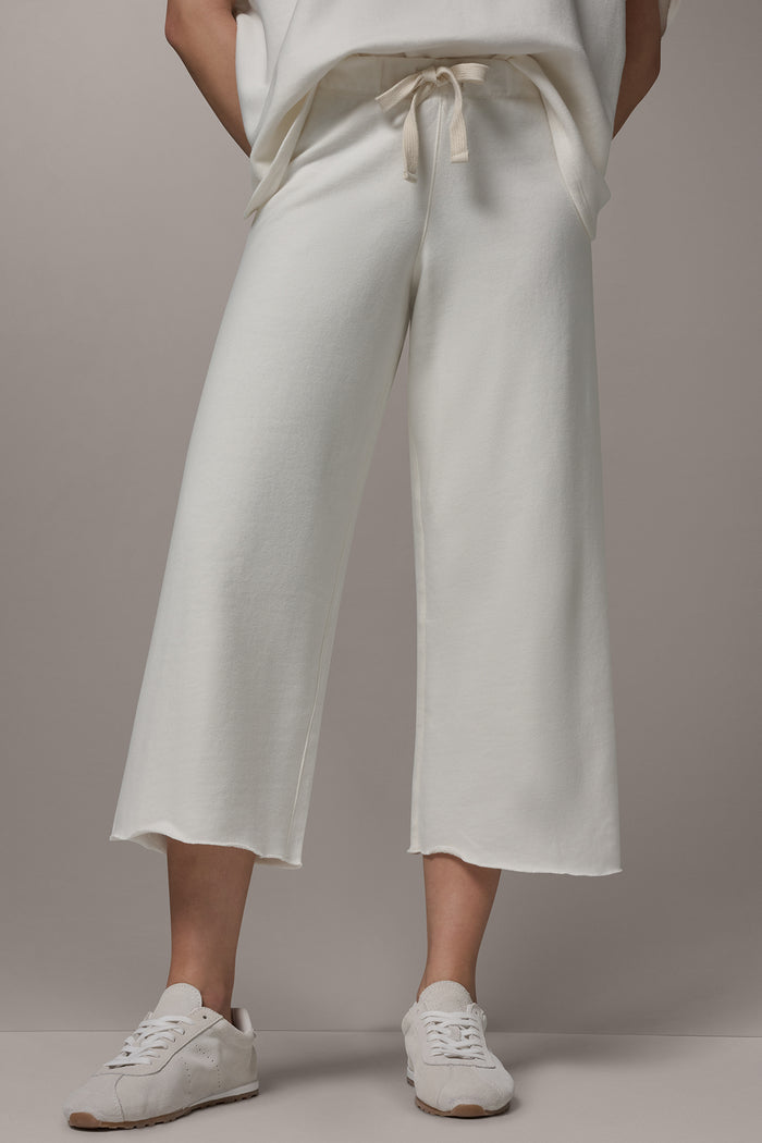 MID-RISE STRAIGHT-LEG CAPRI PANT